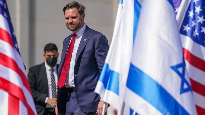 Le vice-président américain J.D. Vance arrive à l'aéroport Ben Gourion le 21 octobre 2025 à Tel-Aviv.
