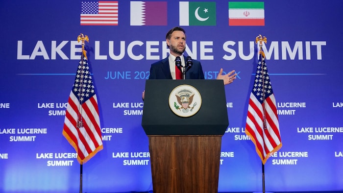 J.D. Vance prononce un discours lors d'un sommet à Lucerne.