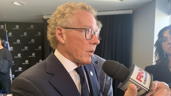Jean Boulet en mêlée de presse.