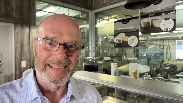 Jean Brodeur dans la fromagerie.