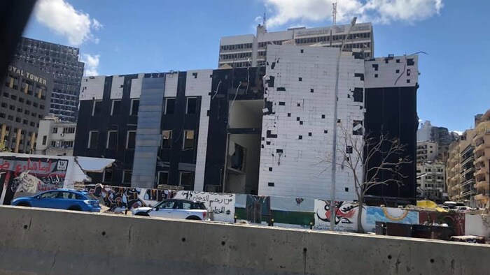 Un immeuble dont les murs sont troués.