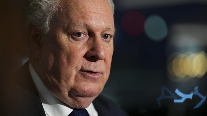 Jean Charest devant les caméras.