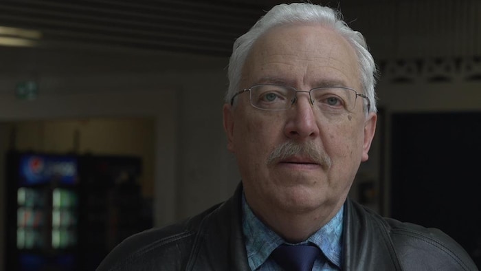 Jean-Charles Cachon porte des lunettes.