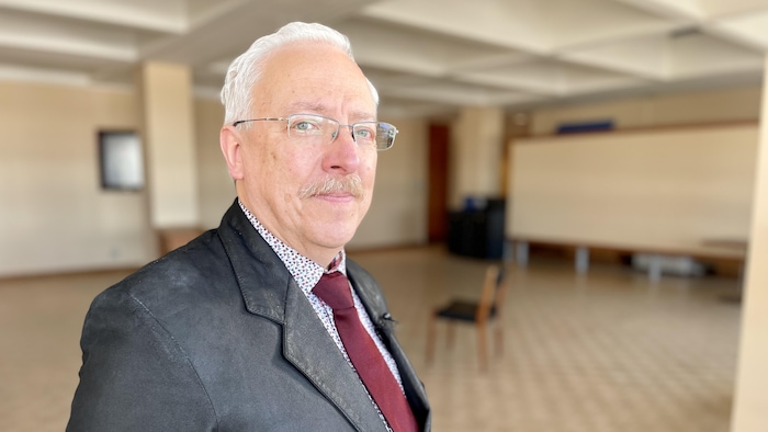 Un homme dans une grande salle
