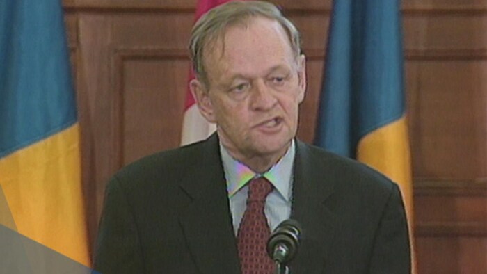 Jean Chrétien devant un micro.