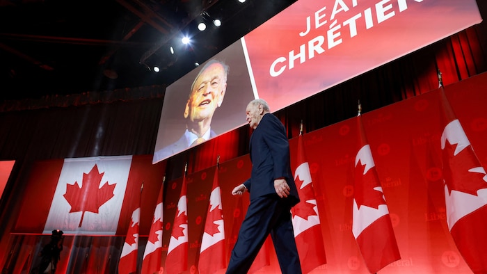 Jean Chrétien marche sur scène.