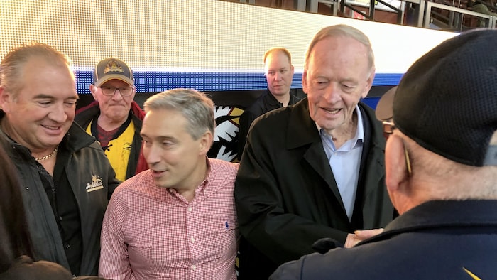 Jean Chrétien et François-Philippe Champagne serrent des mains.