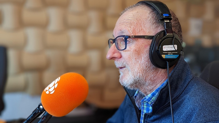 Jean-Claude Basque dans un studio de radio.