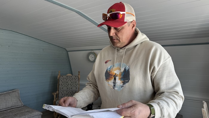 Jean-Claude Cormier lit un document.