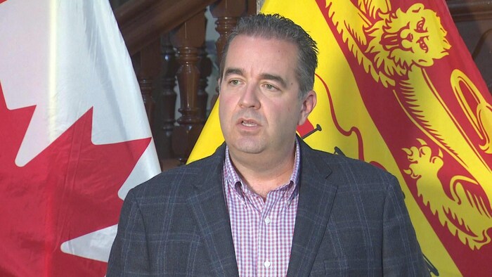 Le député libéral Jean-Claude D'Amours en conférence de presse.