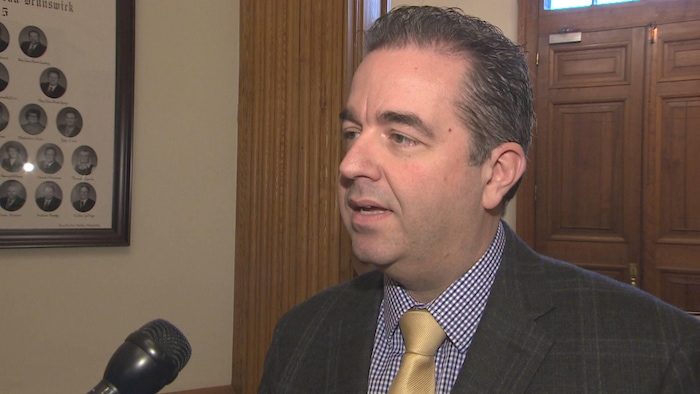 Jean-Claude D'Amours répond à une question à la sortie de l'Assemblée législative du Nouveau-Brunswick le 22 mars 2019.