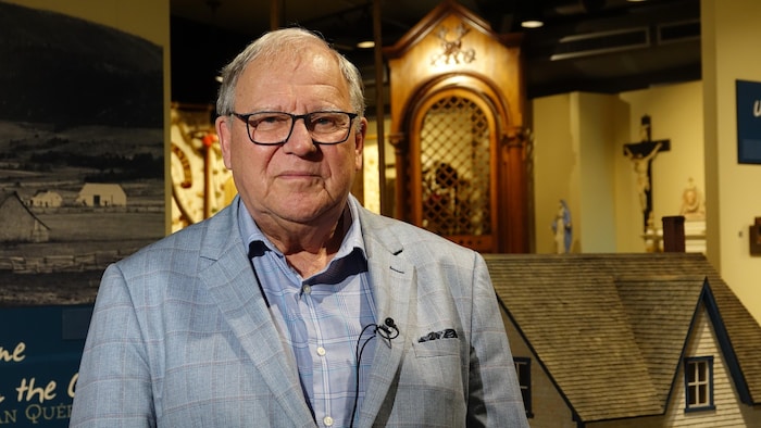 Le maire de Maria, Jean-Claude Landry, dans le musée Acadien du Québec.