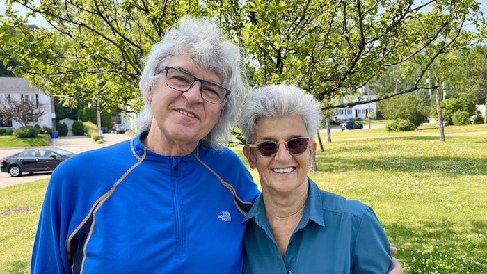 Jean-Claude Rochette et Josée Girard sourient.