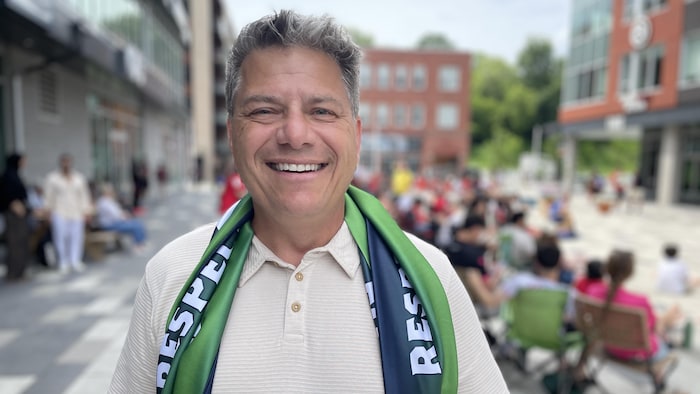 Jean-Claude Vaillancourt a un drapeau de l'équipe du Mistral autour du cou.