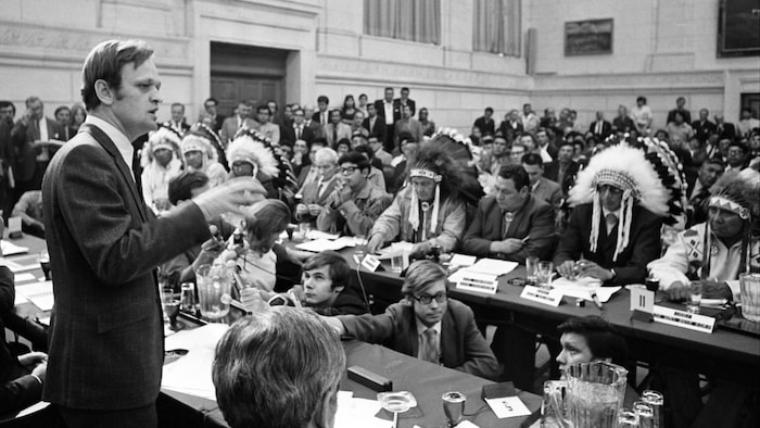 Jean Chrétien debout devant une assemblée de représentants des Premières Nations.