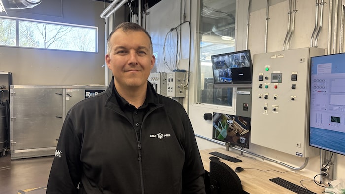 Un homme dans un laboratoire