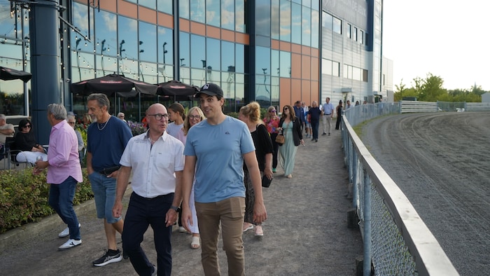 Jean-Denis et Vincent marchent en discutant.