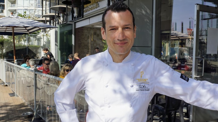 Jean-Francis Quaglia devant son restaurant de Vancouver