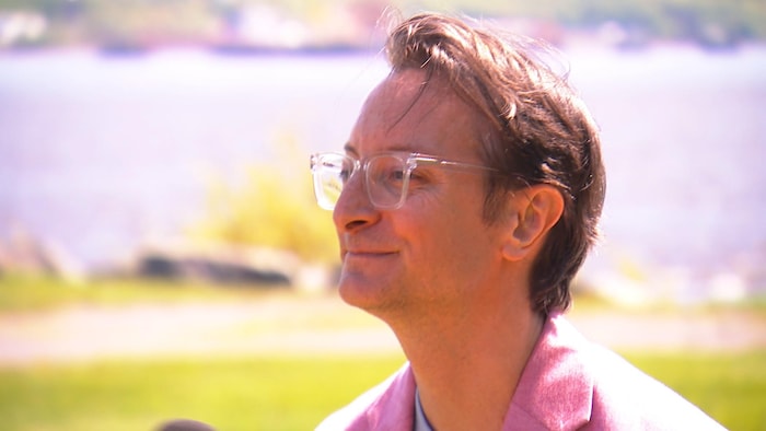 Il sourit en entrevue à Radio-Canada.