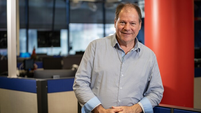 Jean-François Aubin dans la salle des nouvelles de Radio-Canada Mauricie-Centre-du-Québec.