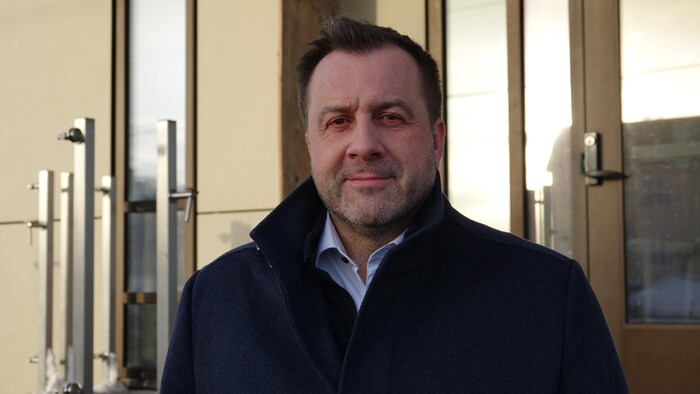 Me Jean-François Bertrand photographié devant le palais de justice de Havre-Aubert.