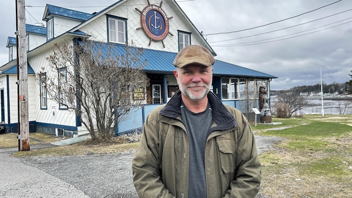 Portrait de Jean-François Foley devant le restaurant dont il est propriétaire à Sainte-Luce, le Bistro des Ancrés.