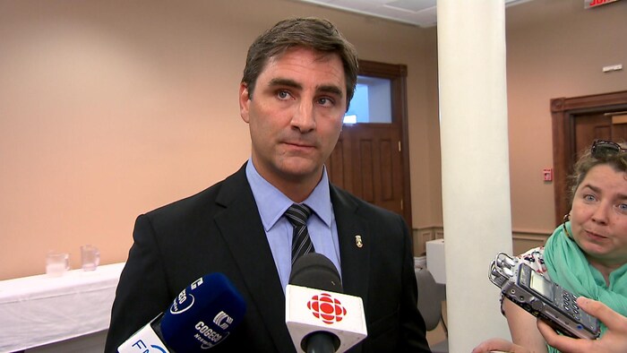 Jean-François Gosselin lors d'une mêlée de presse à l'hôtel de ville de Québec