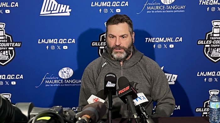 Le directeur général et entraîneur-chef du Drakkar de Baie-Comeau, Jean-François Grégoire,  lors du point de presse d'après-match.