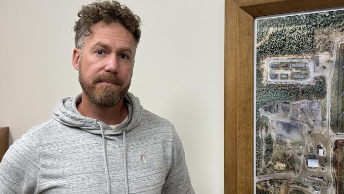 Jean-François Grenier est dans son bureau. 