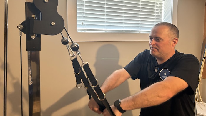 Jean-François LeBlanc fait un exercice de musculation.