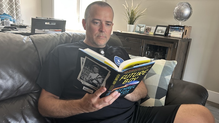 Jean-François LeBlanc lit un livre.