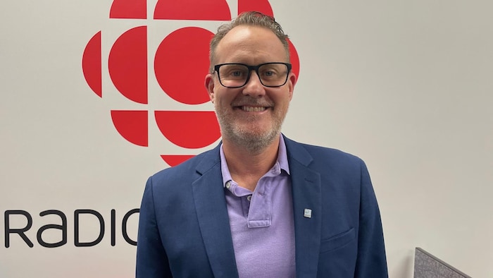 Jean-François Lortie dans les studios de Radio-Canada, à Rouyn-Noranda.