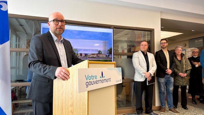 Jean-François Miron prend la parole devant un public.