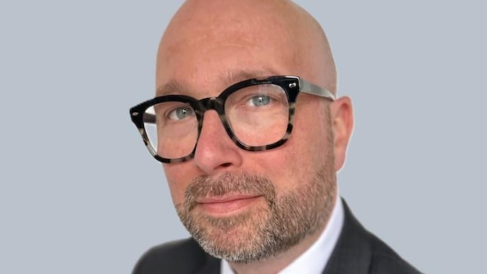 Jean-François Miron pose devant la caméra.