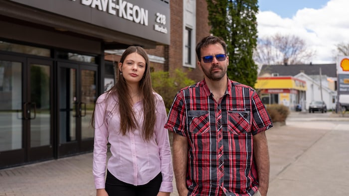 Abbygael Godin-Rioux et Jean-François Rioux sont devant le Centre Dave-Keon à Rouyn-Noranda.