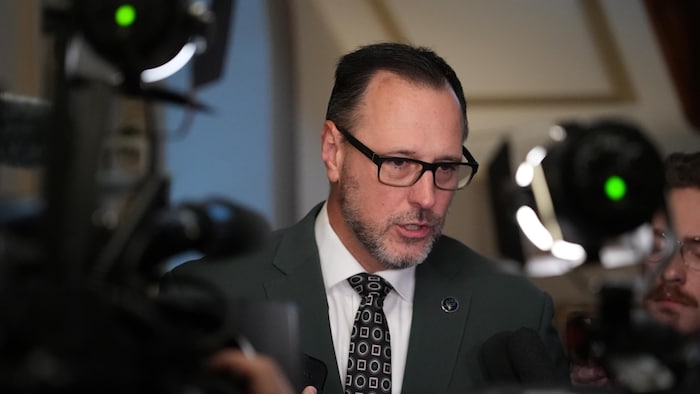 Jean-François Roberge en mêlée de presse.