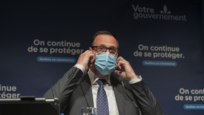 Jean-François Roberge ajuste son masque avant de s'adresser aux journalistes.