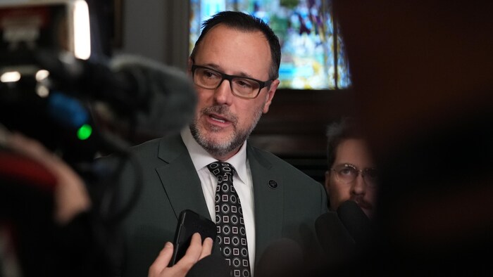 Jean-François Roberge en mêlée de presse.
