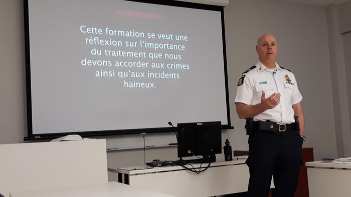 Le capitaine Jean-François Vézina du SPVQ lors d'une formation sur les crimes haineux.