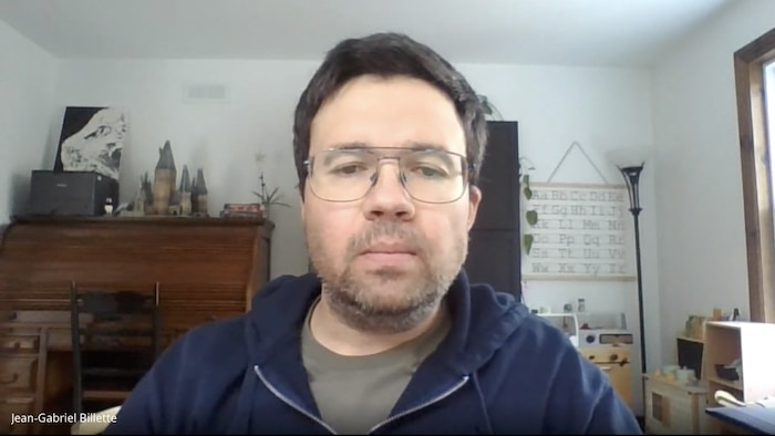 Le Dr Jean-Gabriel Billette, en entrevue, dans un bureau.