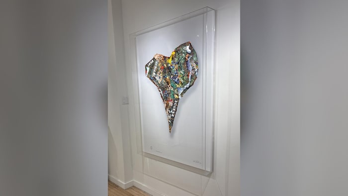 Une oeuvre au mur.