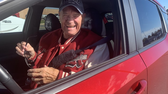 Jean-Guy Boudreau assis dans une voiture.