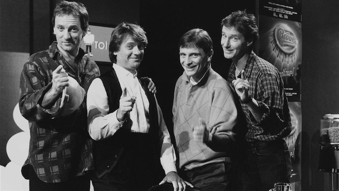 Dans le décor de la taverne de "Broue", le comédien Michel Côté, l'humoriste Jean-Guy Moreau, et les comédiens Marcel Gauthier et Marc Messier.