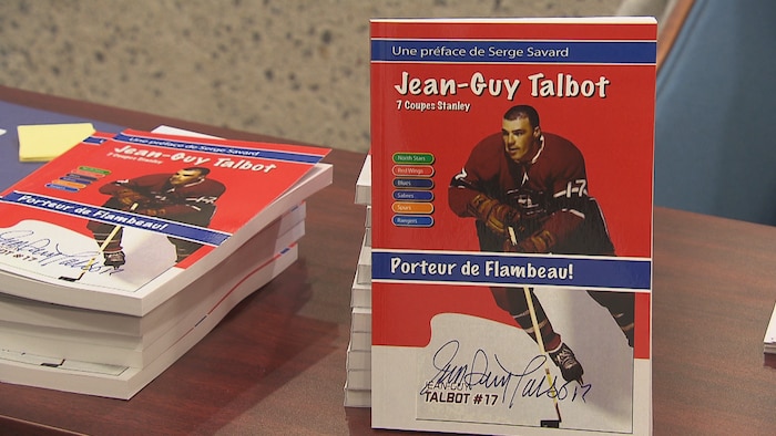 Un livre rouge sur lequel on voit un joueur de hockey.