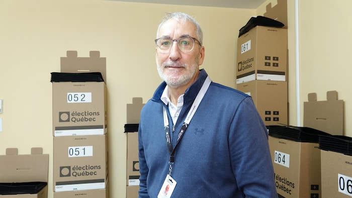 Jean Leblanc devant des boîtes de scrutin.