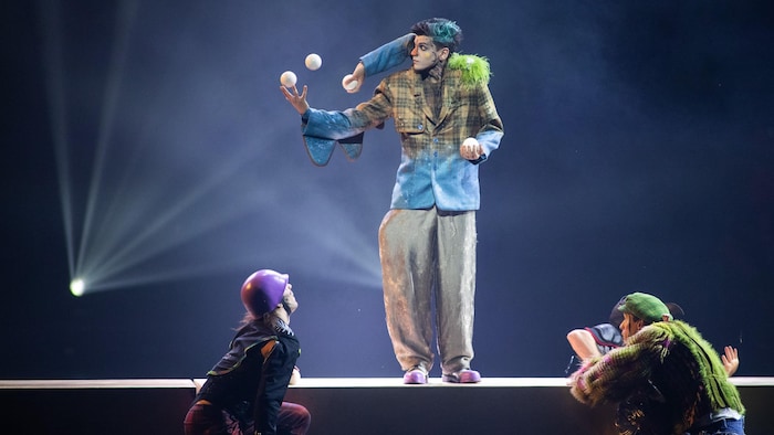 Un jongleur sur scène.