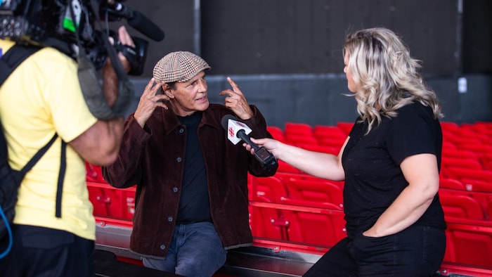 Le cameraman Martin Chabot à gauche de l’image. À droite, Jean Leloup et la vidéojournaliste culture et société Marie-Claude Julien.