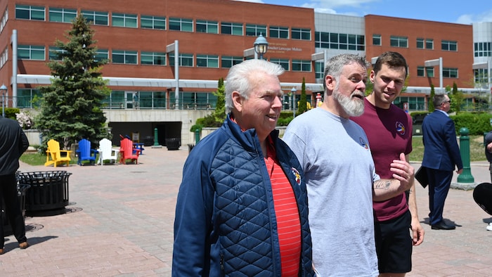 Jean-Luc, Daniel et Philippe discutent. 