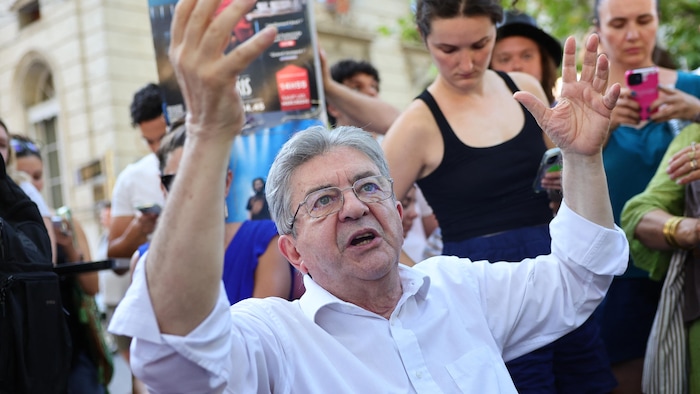 Jean-Luc Mélenchon, entouré de personnes.