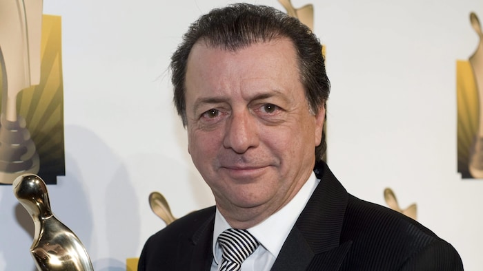 Jean-Luc Mongrain tient son trophée.
